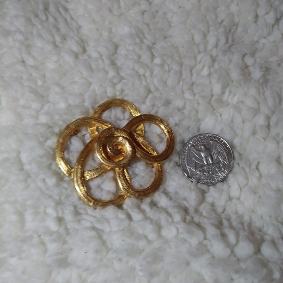 Nwot Statement Gold Flower Daisy Pin / Brooch - Picture 3 of 5